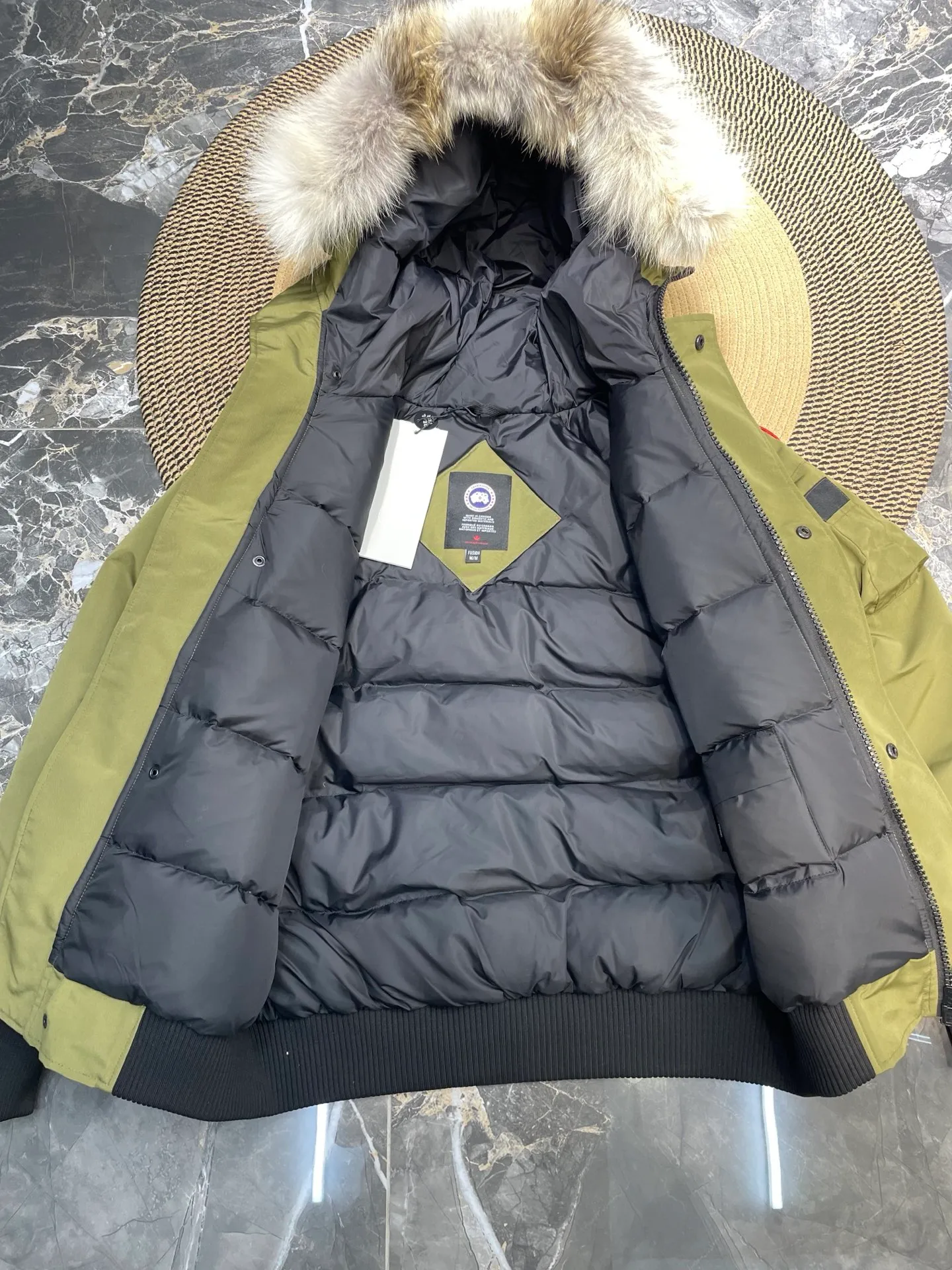 P780 high-end version Canada Goose Canada Goose #Chilliwack 7999M bomber jacket short down jacket/01 model #Men and Women Same Style# ➖ Genuine synchronous anti-counterfeiting chip sensor! ➖ Imported 21S polyester-cotton blended original fabric [last year’s 16S/18S hard fabrics have been completely eliminated, this year all use 21S genuine synchronous fabrics, the soft mid-strap feels delicate and textured], genuine synchronous Feather-Light 10D waterproof coating fabric, made of 84.5 polyester fiber and 15.5 cotton, 100% the best feel in the entire network! ➖ The genuine official website is synchronized with the national standard 80 white duck down, you can check the official website customer service, there will never be a series of misleading claims such as 90 down or goose down! ➖ Using the best nylon lining with double double-layer sealing design, velvet-proof No. 7 needle + grid-filled down ready-made garments, there is 100% no so-called velvet running! ➖ The cuffs are designed with thickened seamless threads, and the collar and pockets are lined with top-quality polar fleece to keep you warm and comfortable! ➖ Yoshida YKK provides original custom-made electroplated sliders. YKK two-way lockable zippers are tight and smooth and will not peel off paint! ➖ 3M composite guarantees that the Velcro is the same as the original, durable, and all accessories and hardware are custom-made! ➖ Imported BEHRINGER embroidery machine to customize the 10,000-needle embroidery logo, 98% of which can be reproduced to restore the original logo. You can check and compare on the official website! ➖ The fur collars are all made of large pieces of Western Canadian blue wolf hide, ensuring that each fur collar is 13-15cm wide!   Size:XS-XXL
